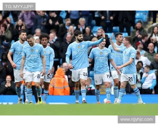 曼城逆转利物浦表现稳健，重夺联赛榜首位置